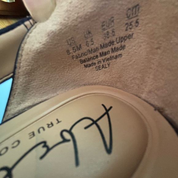 Abella Black Pointed Toe Heels - Picture 9 of 9